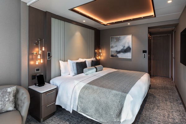 Silversea, Silver Endeavou Signature Suite ©Silversea Cruises Ltd & Santiago Chaer Fariña.jpg